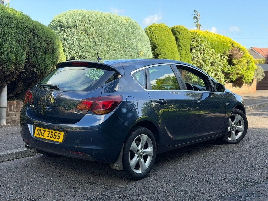 2011 Vauxhall Astra - LMC Cars Belfast - photo 2 of 5