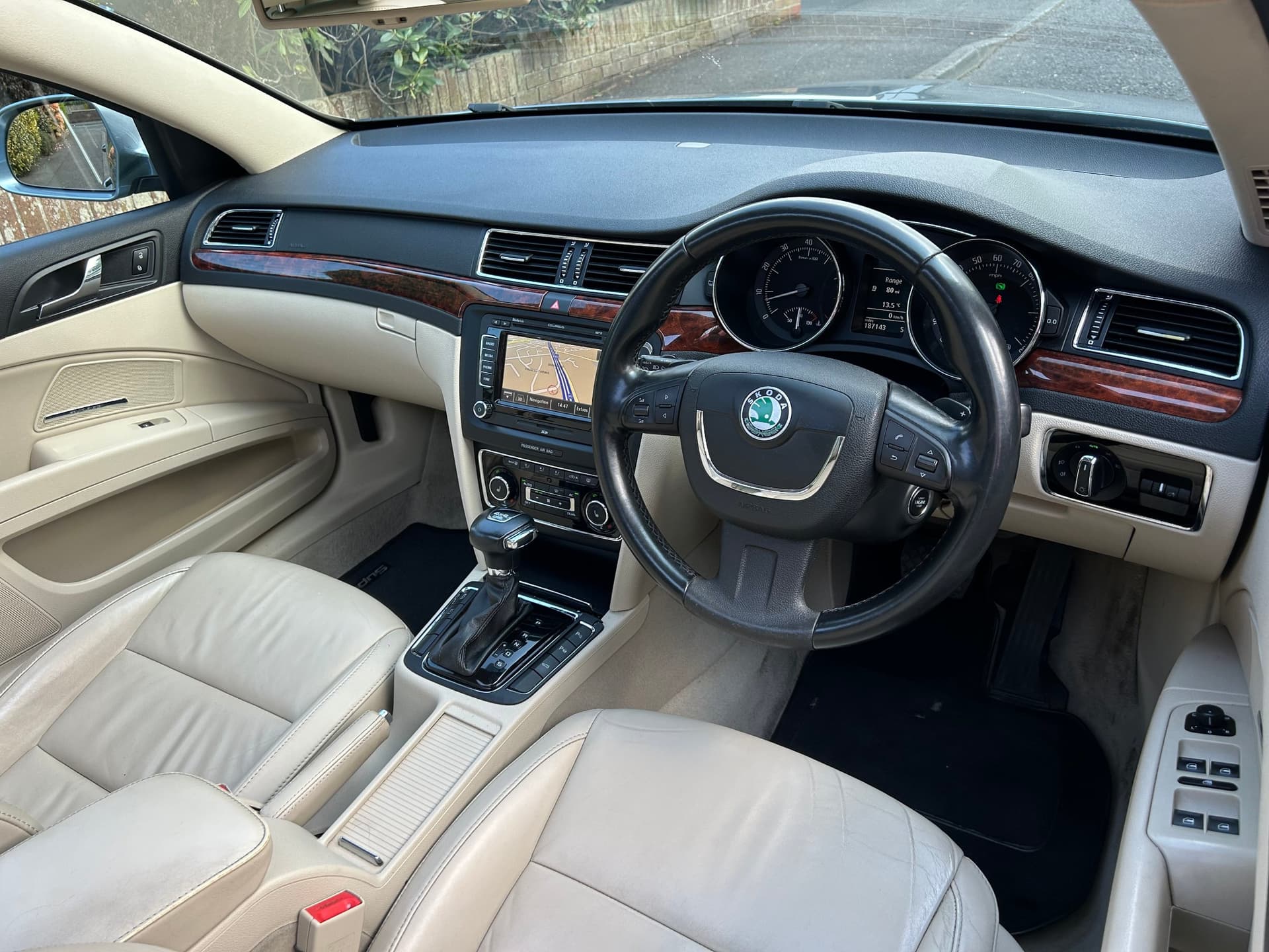 2011 Skoda Superb 3.6 V6 Elegance DSG Estate - LMC Cars Belfast - photo 15 of 38