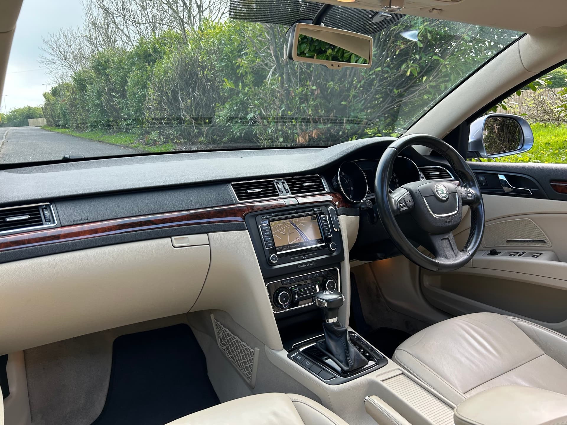 2011 Skoda Superb 3.6 V6 Elegance DSG Estate - LMC Cars Belfast - photo 16 of 38