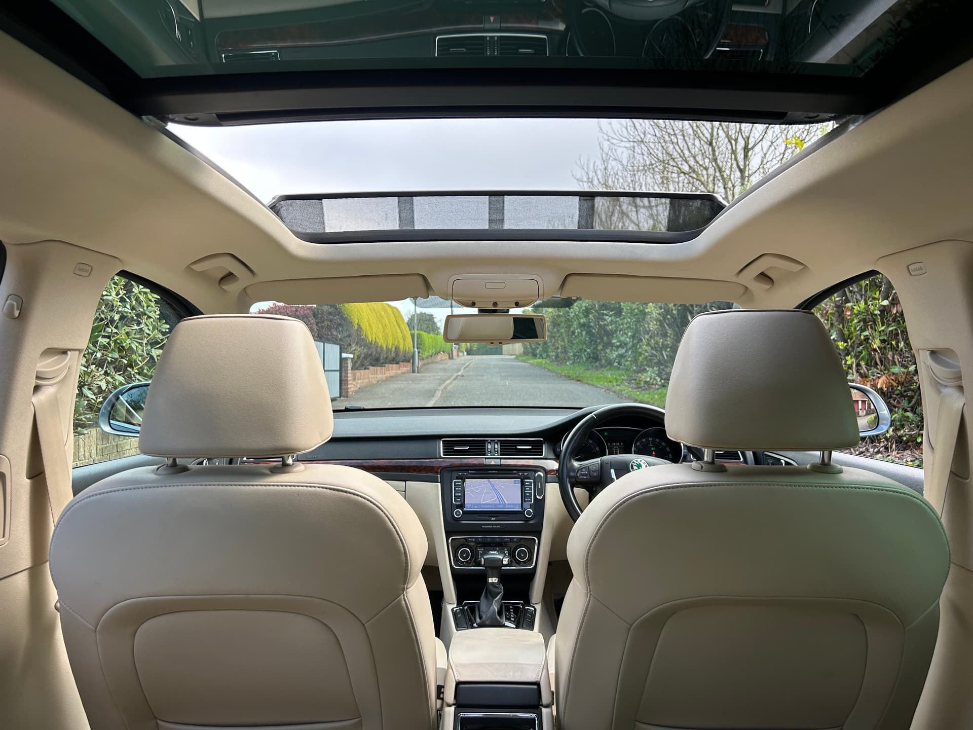 2011 Skoda Superb 3.6 V6 Elegance DSG Estate - LMC Cars Belfast - photo 18 of 38
