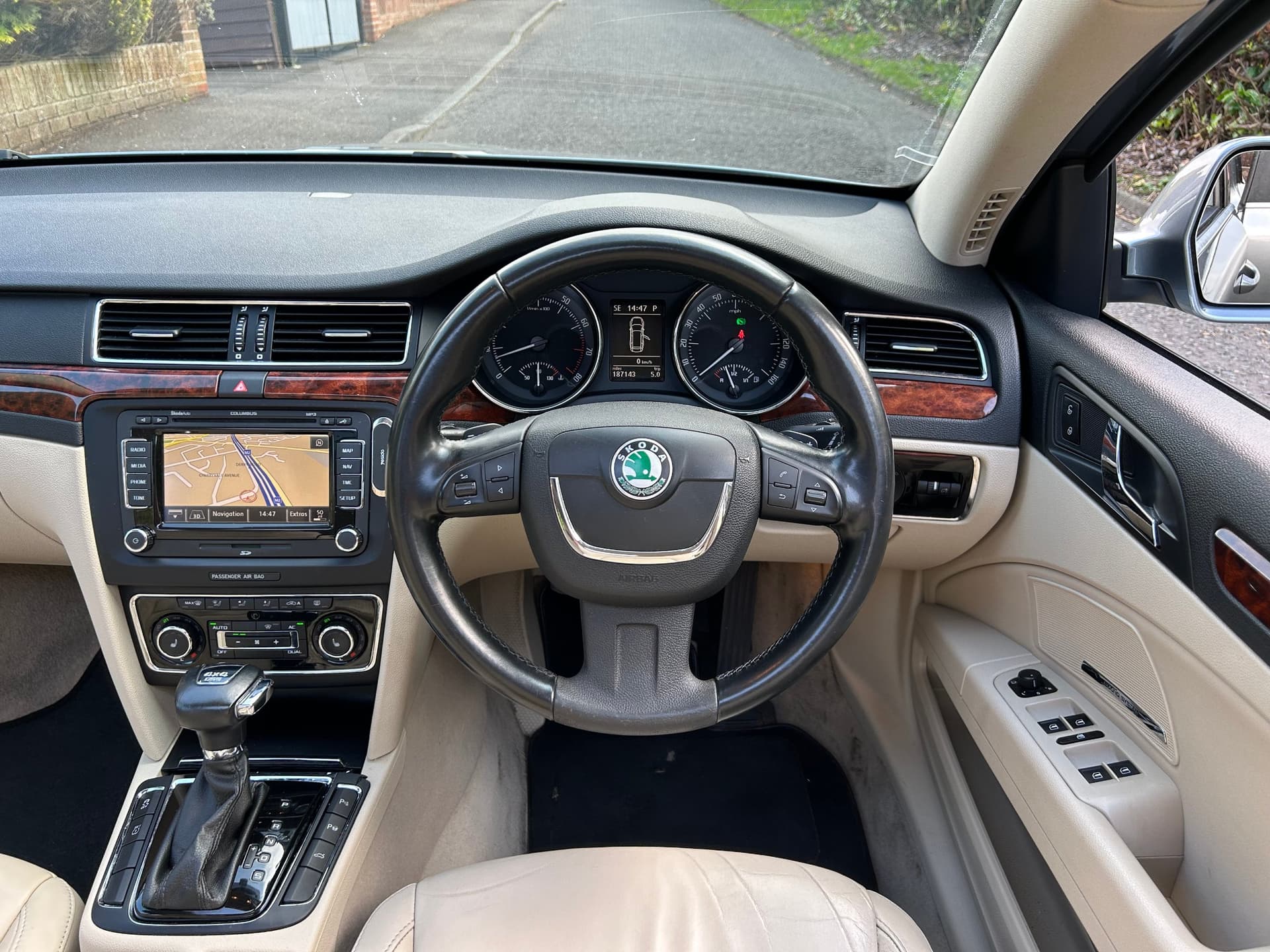 2011 Skoda Superb 3.6 V6 Elegance DSG Estate - LMC Cars Belfast - photo 20 of 38
