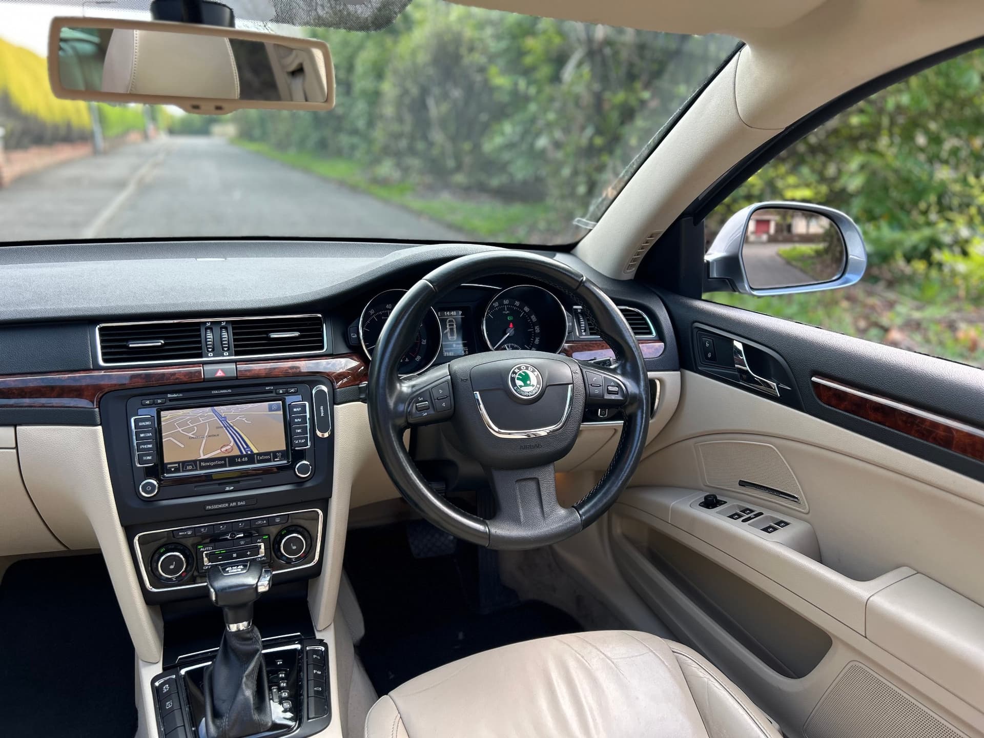 2011 Skoda Superb 3.6 V6 Elegance DSG Estate - LMC Cars Belfast - photo 22 of 38