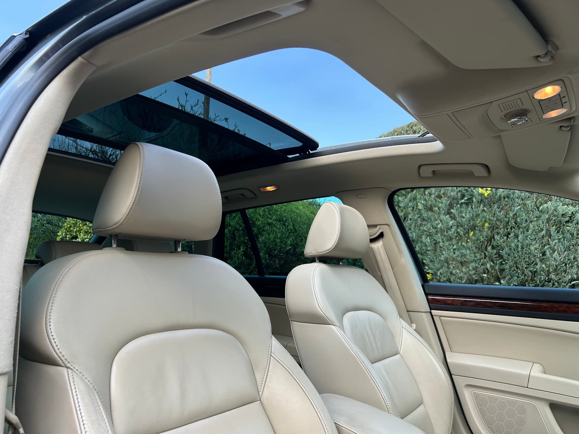 2011 Skoda Superb 3.6 V6 Elegance DSG Estate - LMC Cars Belfast - photo 23 of 38