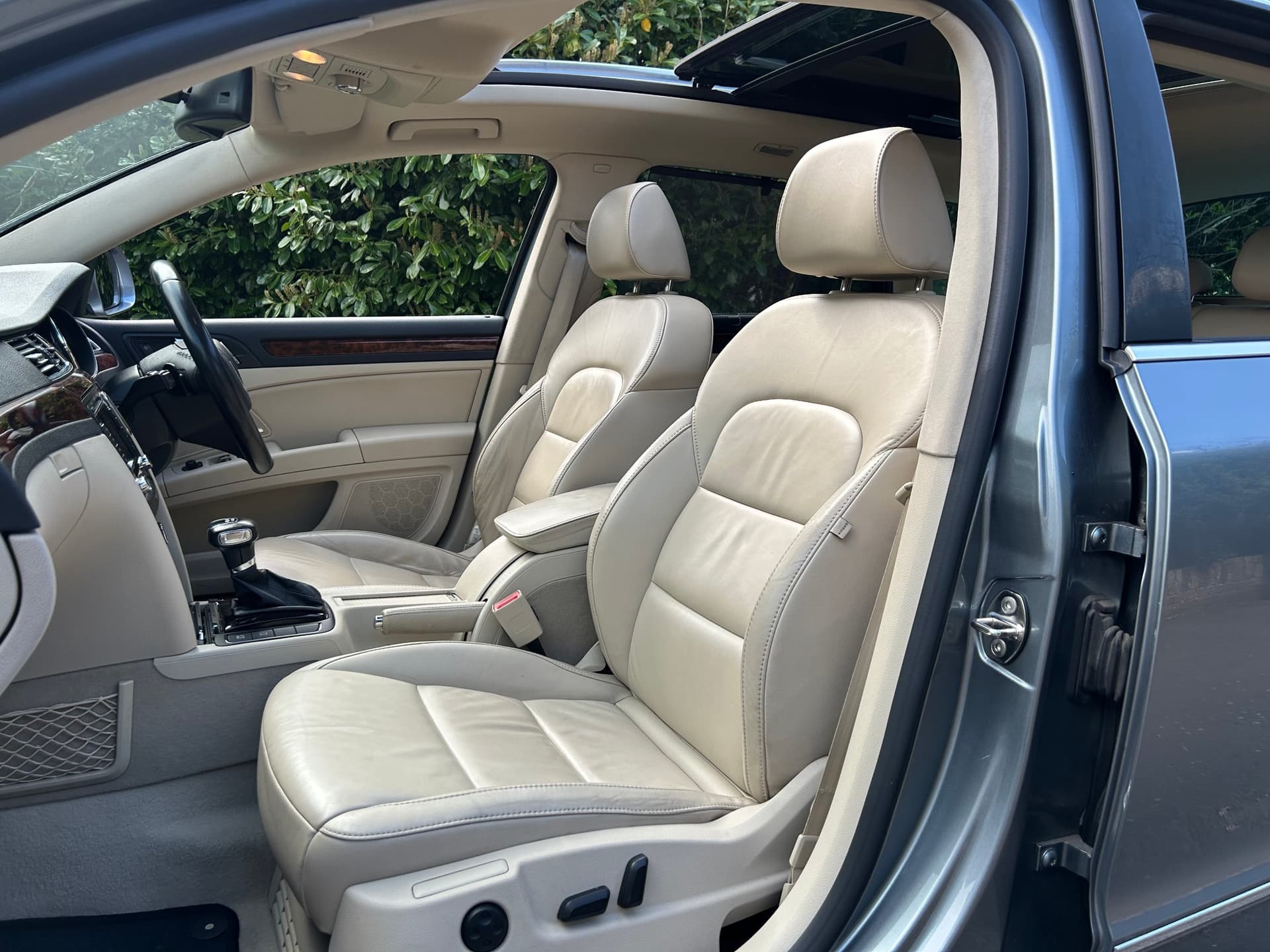 2011 Skoda Superb 3.6 V6 Elegance DSG Estate - LMC Cars Belfast - photo 24 of 38