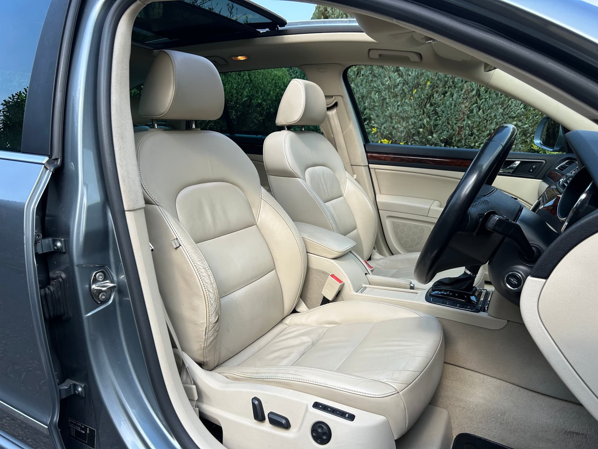 2011 Skoda Superb 3.6 V6 Elegance DSG Estate - LMC Cars Belfast - photo 25 of 38