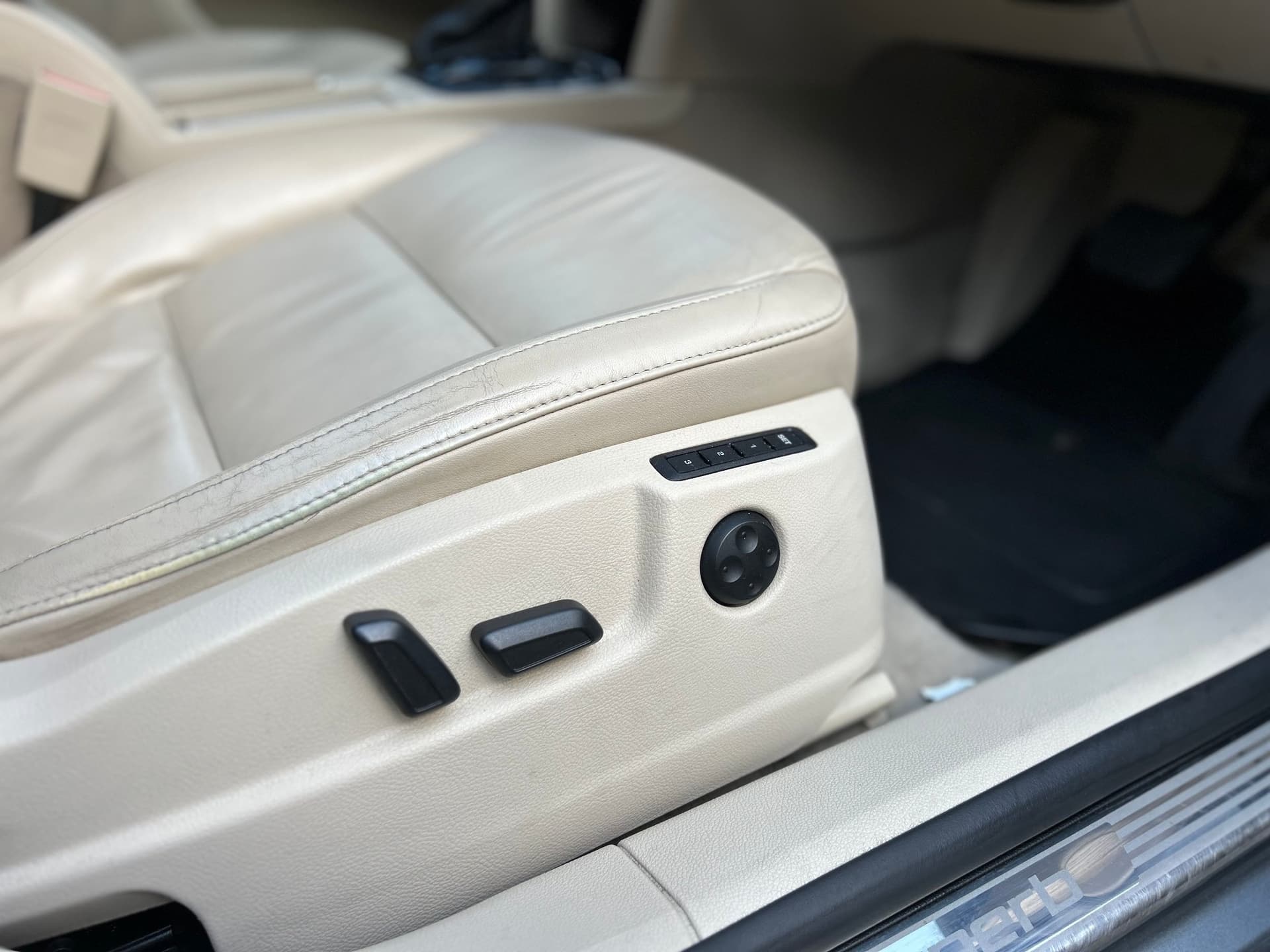 2011 Skoda Superb 3.6 V6 Elegance DSG Estate - LMC Cars Belfast - photo 26 of 38