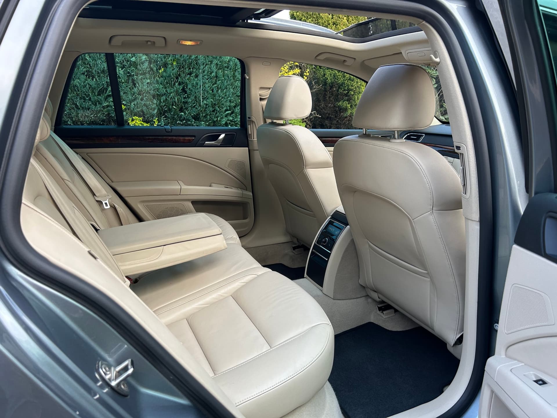 2011 Skoda Superb 3.6 V6 Elegance DSG Estate - LMC Cars Belfast - photo 33 of 38