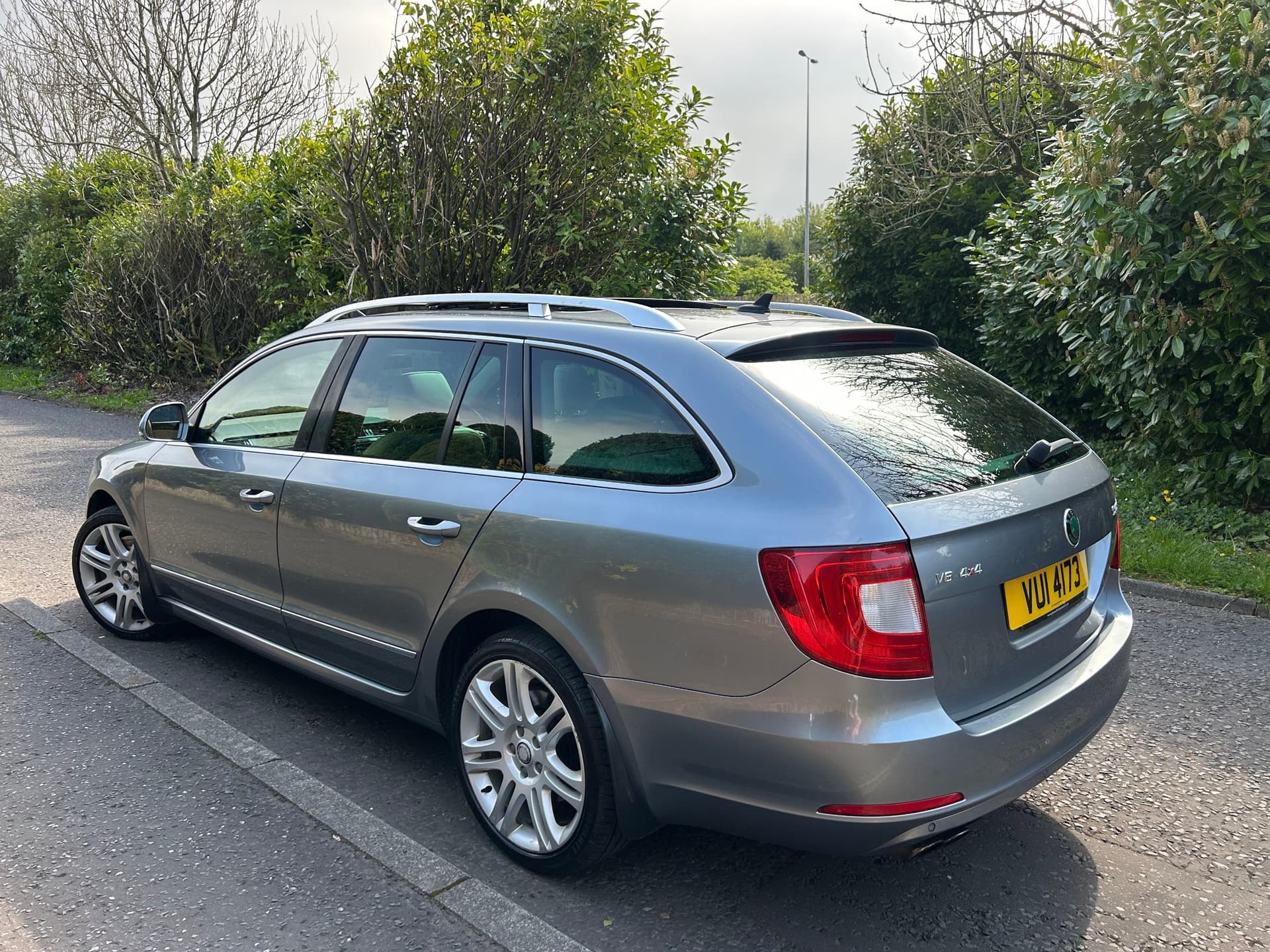 2011 Skoda Superb 3.6 V6 Elegance DSG Estate - LMC Cars Belfast - photo 9 of 38